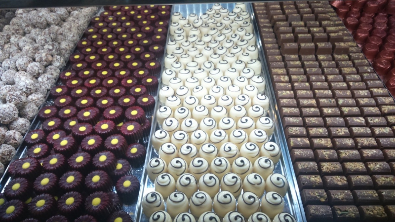 chocolaterie--min_chocolates_milk_chocolate_white_chocolate_truffles_candy_food_treat_cacao-1213769